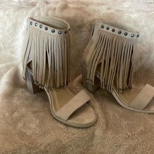 Very volatile fringe sandals